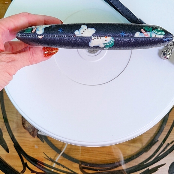 NWOT Coach Snowman Wristlet with snowman and C hang tag - Picture 4 of 9